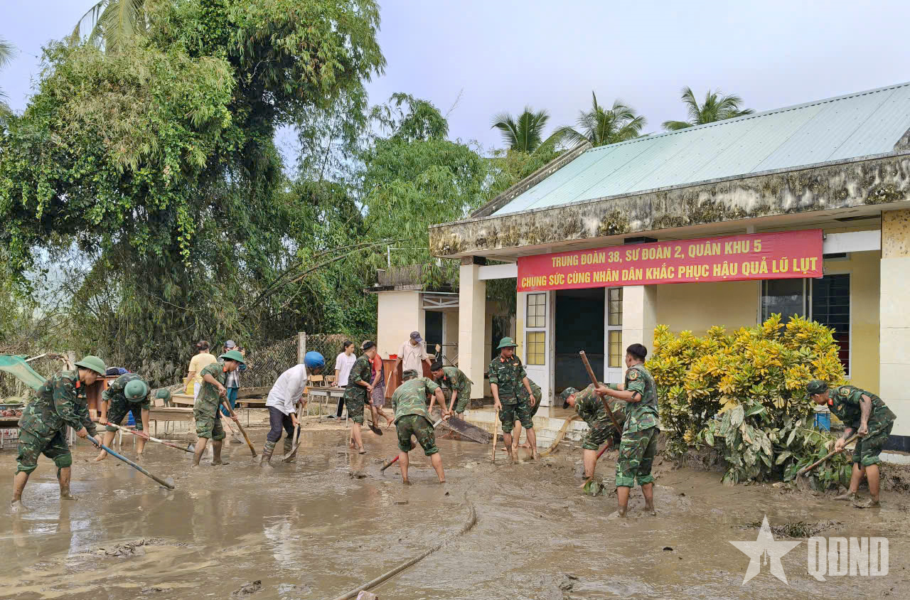 Trung đoàn 38 (Sư đoàn 2, Quân khu 5) giúp tỉnh Đắk Lắk khắc phục hậu quả bão số 13